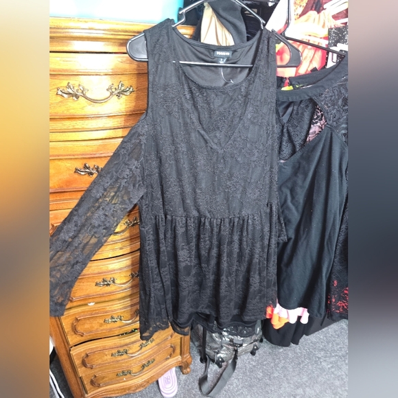 NWOT TORRID 2X Babydoll Stretch Lace Cold Shoulder Top - Picture 3 of 5